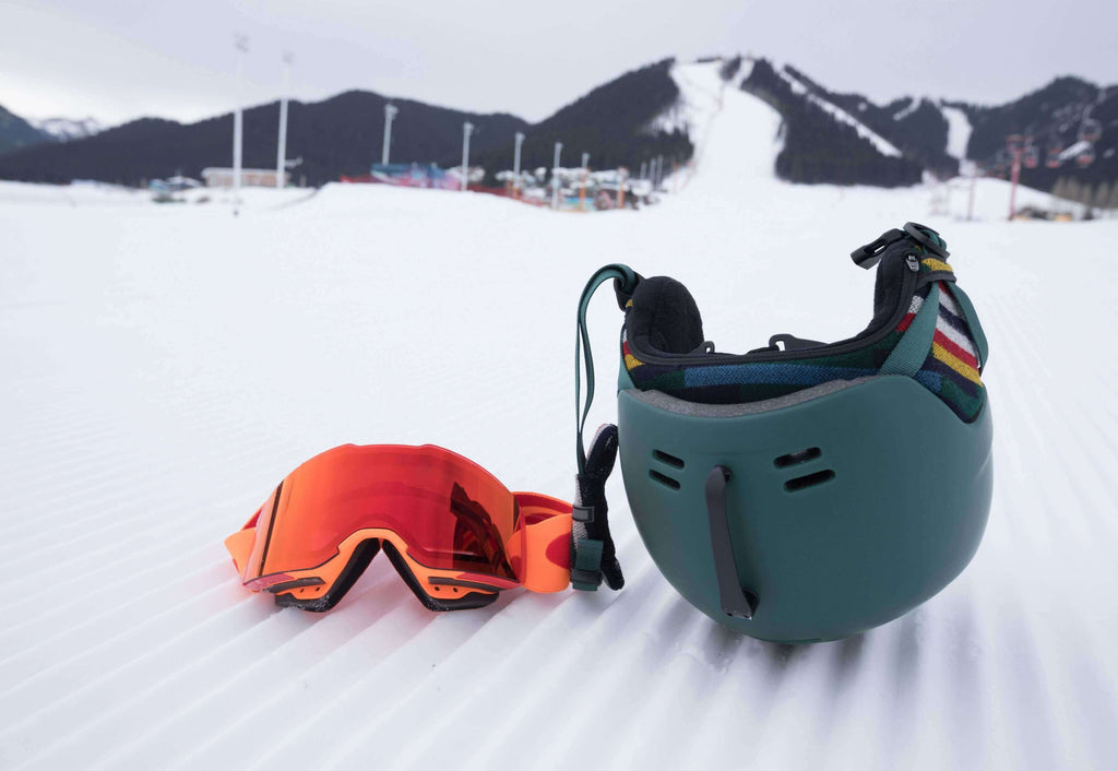 Protective snowboard helmet